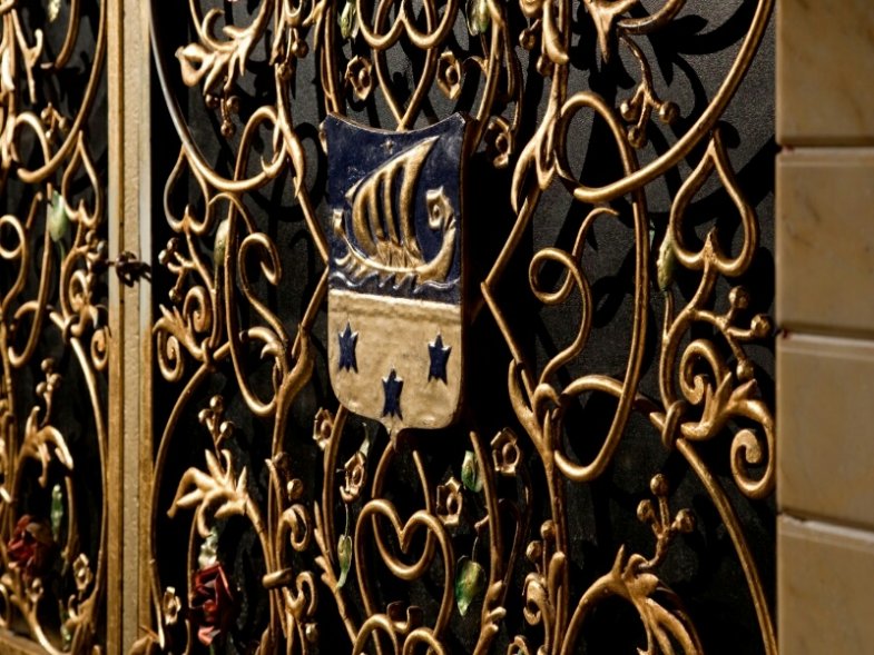 Alcron.jpg Restaurace Alcron, krbová mříž s plachetnicí, současná podoba