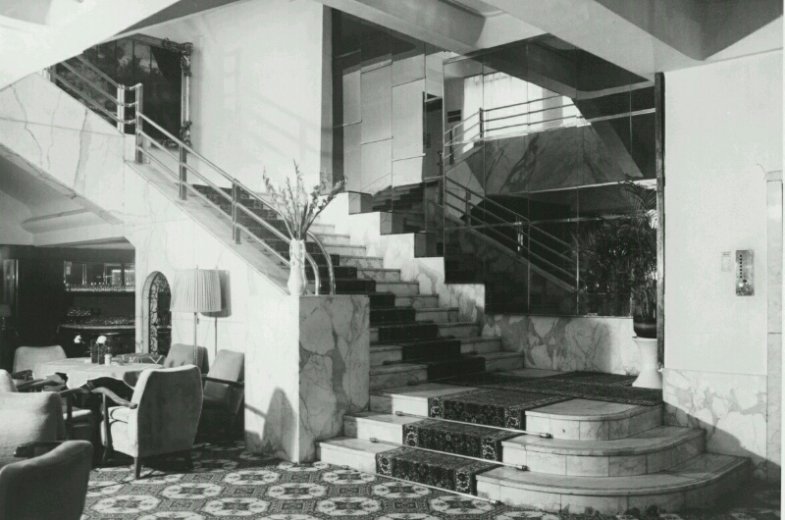 Alcron.jpg Hotel Alcron, schodiště, 30. léta 20. století