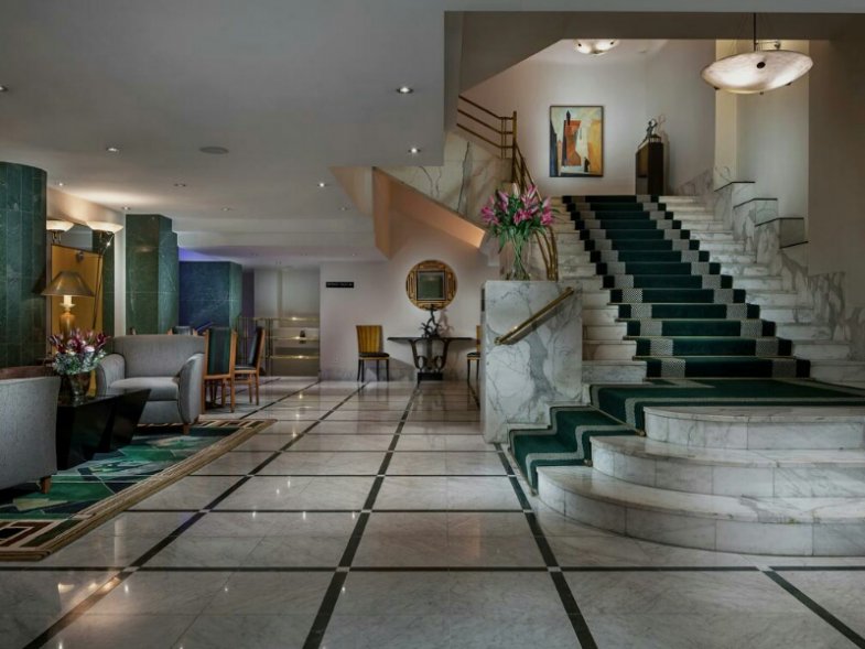 Alcron.jpg Radisson Blu Alcron Hotel, schodiště, současný stav