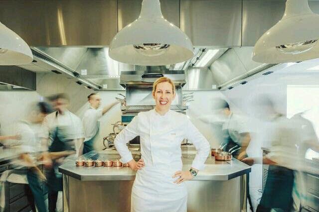 Clare Smyth ve své k7chyni