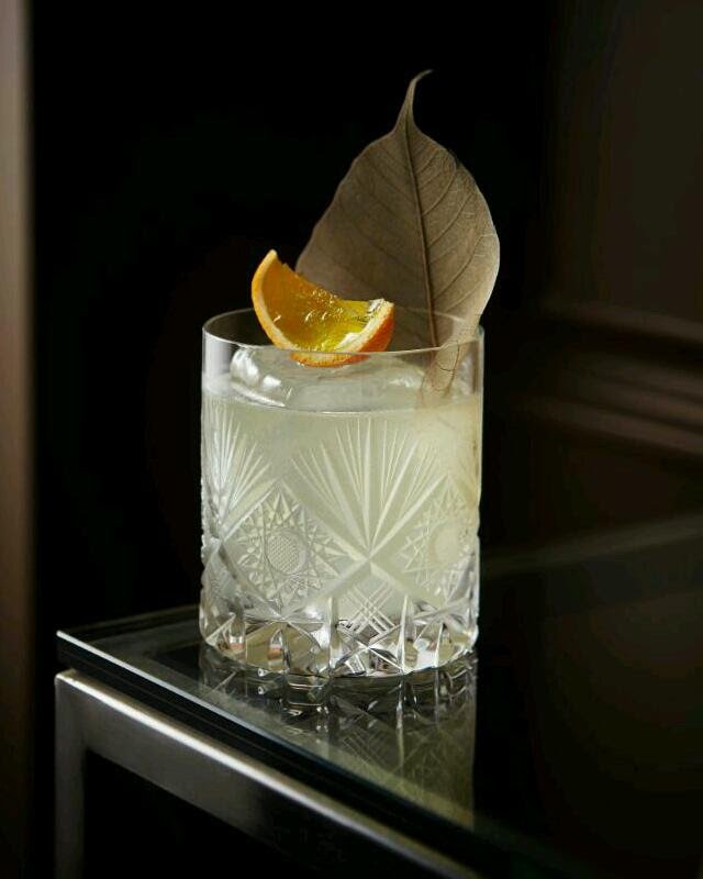 Koktejl s názvem Ziya je podáván na ledu a obsahuje londýnský gin ve spojení s listy mauricijské papedy a bylinnými tóny likéru Chartreuse