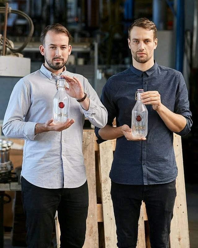 Návrhu designu lahve se letos ujali symbolicky Čech a Slovák – Václav Mlynář a Jakub Pollág ze studia deFORM
