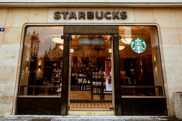 Kavárna Starbucks Clock naproti staroměstskému orloji