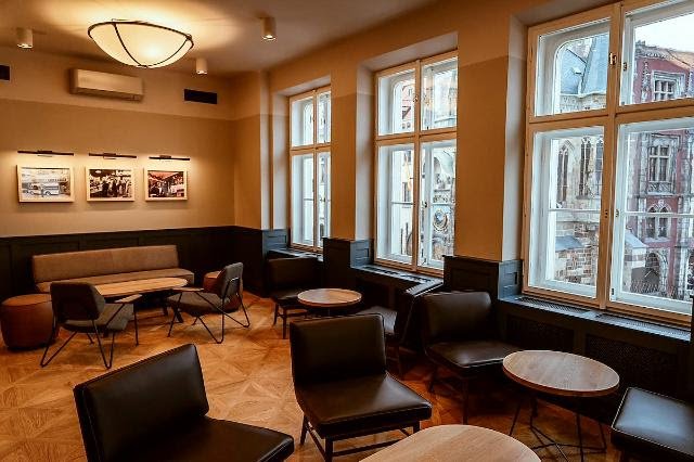 Kavárna Starbucks Clock naproti staroměstskému orloji