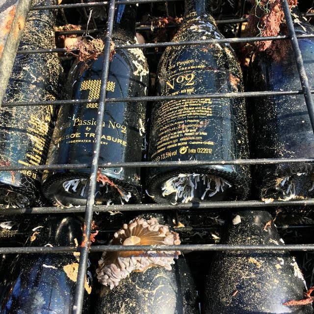 Španělští vinaři nechávají víno zrát na mořském dně