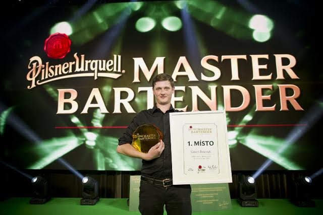 Titul mistra výčepního v soutěži Pilsner Urquell Master Bartender, kterou každoročně pořádá Plzeňský Prazdroj, získal Simon Balonek z pražské hospody U Kruhu.