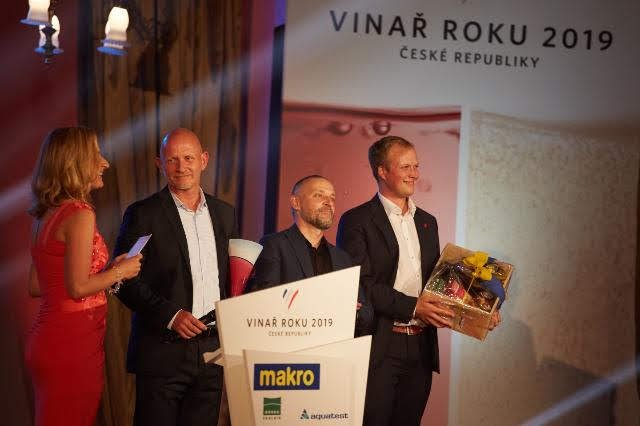 Po napínavém průběhu přisoudila vítězství v soutěži MAKRO Vinař roku 2019 vinařství Mikrosvín z Mikulova. 