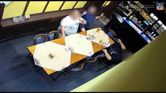 Záběry z bezpečnostní kamery restaurace v Ostrově