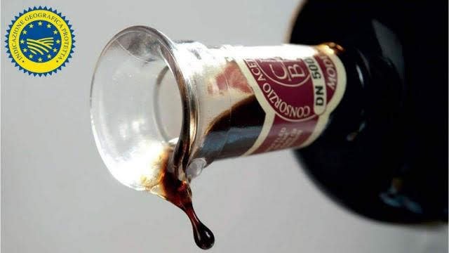  Od roku 2009 až dosud je ocet balsamico z Modeny (Aceto balsamico di Modena) produktem se zeměpisným označením a používat ho mohou jen producenti z tohoto kraje.