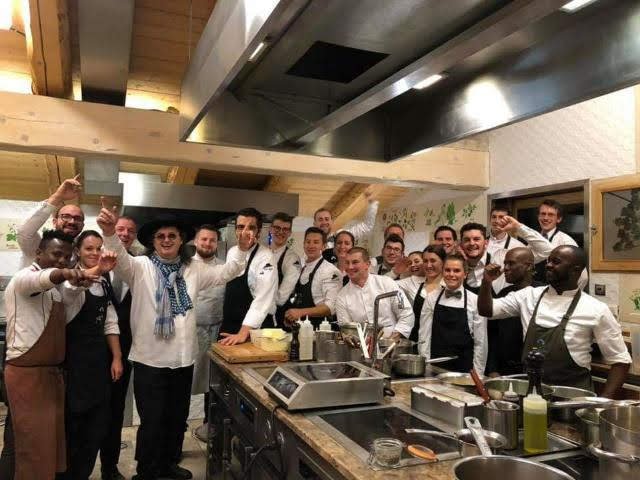 Šéfkuchař Marc Veyrat se svým týmem