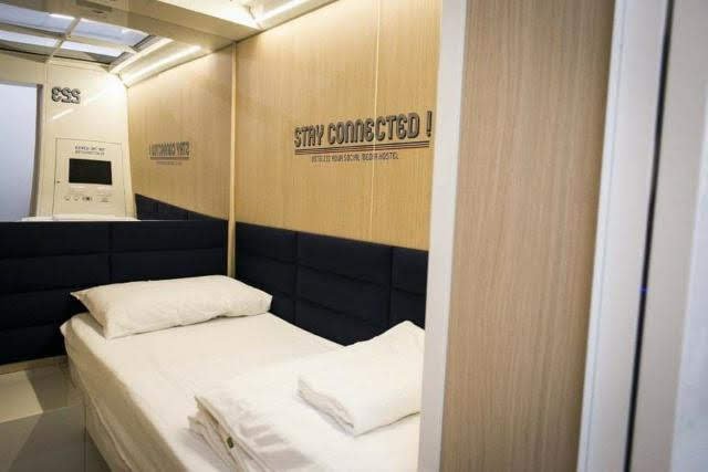 Milánský ostelzzz s kabinami místo pokojů