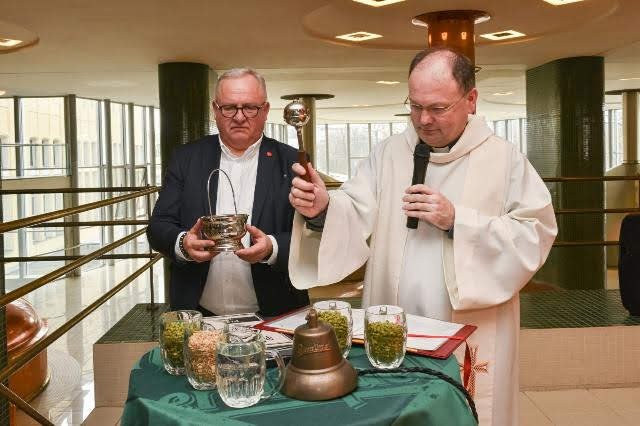 Plzeňský generální vikář Jakub Holík včera požehnal velikonoční várce plzeňského zlatého ležáku Pilsner Urquell