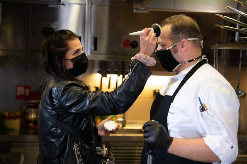 Ústředními postavami kampaně jsou skuteční představitelé pěti konkrétních gastronomických podniků, jež vaří jídla na rozvoz nebo mají výdejové okénko: Hladinka Kladno, Pizza Nostra Mladá Boleslav, Náš hostinec Poděbrady, Štěrba Praha a Aromi Praha