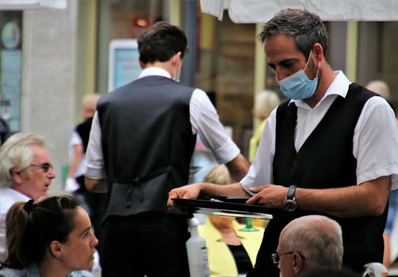 Koronavirus a vláda dál komplikují provoz restaurací