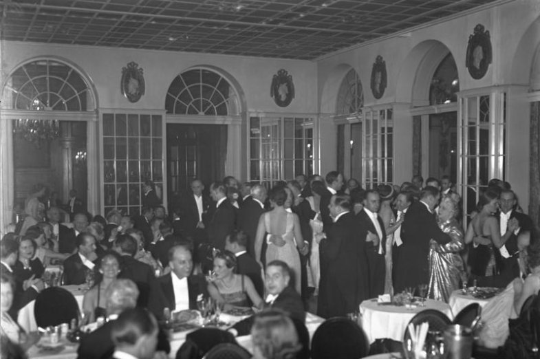 Berlín, ples zahraničních dopisovatelů, Hotel Adlon cca. 1930 © Bundesarchiv, Bild 102-18003 / CC-BY-SA 3.0