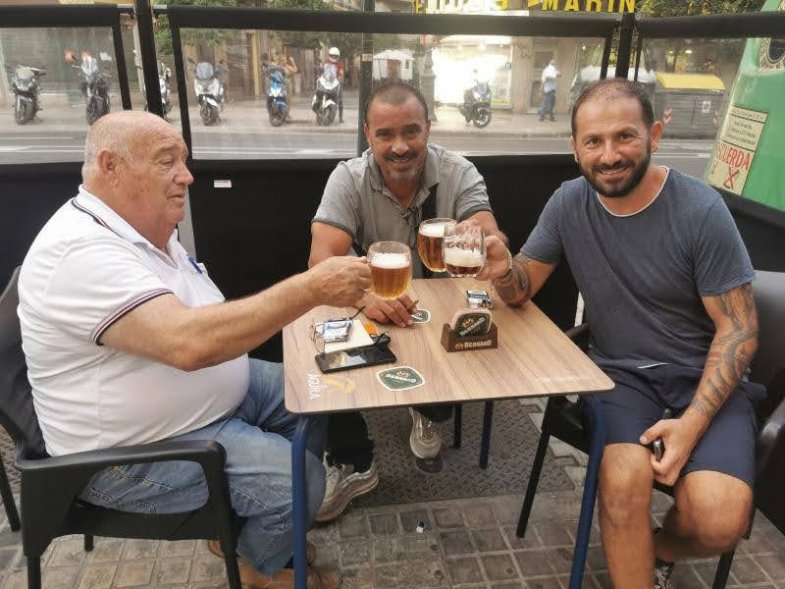 Rodák z Jeseníků David Franke s hosty jeho nového podniku Bernard Bar ve španělské Valencii.