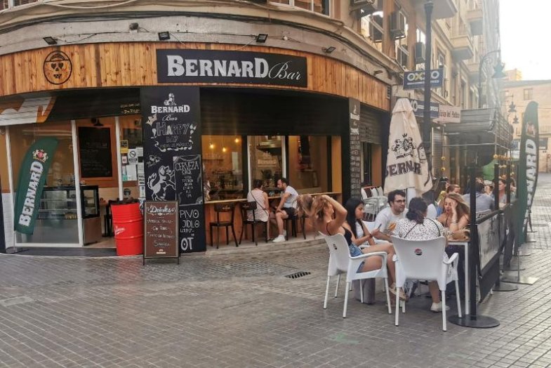Španělé stráví většinu roku venku, platí to i pro návštěvy restaurací