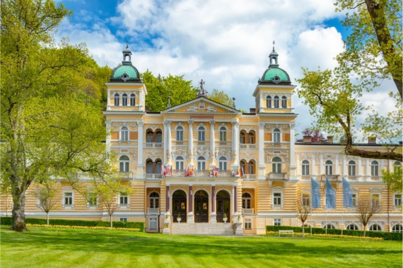 Pětihvězdičkový hotel Nové Lázně si pro své hosty připravil degustační menu s vinným párováním ve spolupráci s renomovaným michelinským šéfkuchařem Peterem Duranským